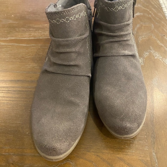 Earth Origins ruched suede side zip bootie size 7 - Picture 7 of 11